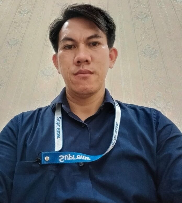 Keterangan Foto: Advokat Yahya Tonang, dikenal dengan julukan “Master Beruk Kalimantan”, saat memberikan keterangan terkait perkembangan kasus dugaan penggelapan lahan plasma masyarakat Muara Siram, Kecamatan Bongan, Kabupaten Kutai Barat.