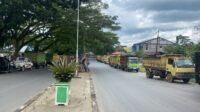 Keterangan foto:Antrean panjang kendaraan roda enam di SPBU Melak akibat meningkatnya kebutuhan Biosolar subsidi di wilayah Kutai Barat.