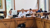 Keterangan foto: Penjabat (Pj) Sekretaris Daerah (Sekda) Kutai Barat, Kamius Junaidi, memberikan keterangan kepada awak media usai mengikuti Rapat Dengar Pendapat (RDP) bersama Komisi II DPRD Kubar serta pihak SPBU dan APMS terkait pengawasan distribusi BBM subsidi, Rabu (13/5/2026). Penulis: Johansyah