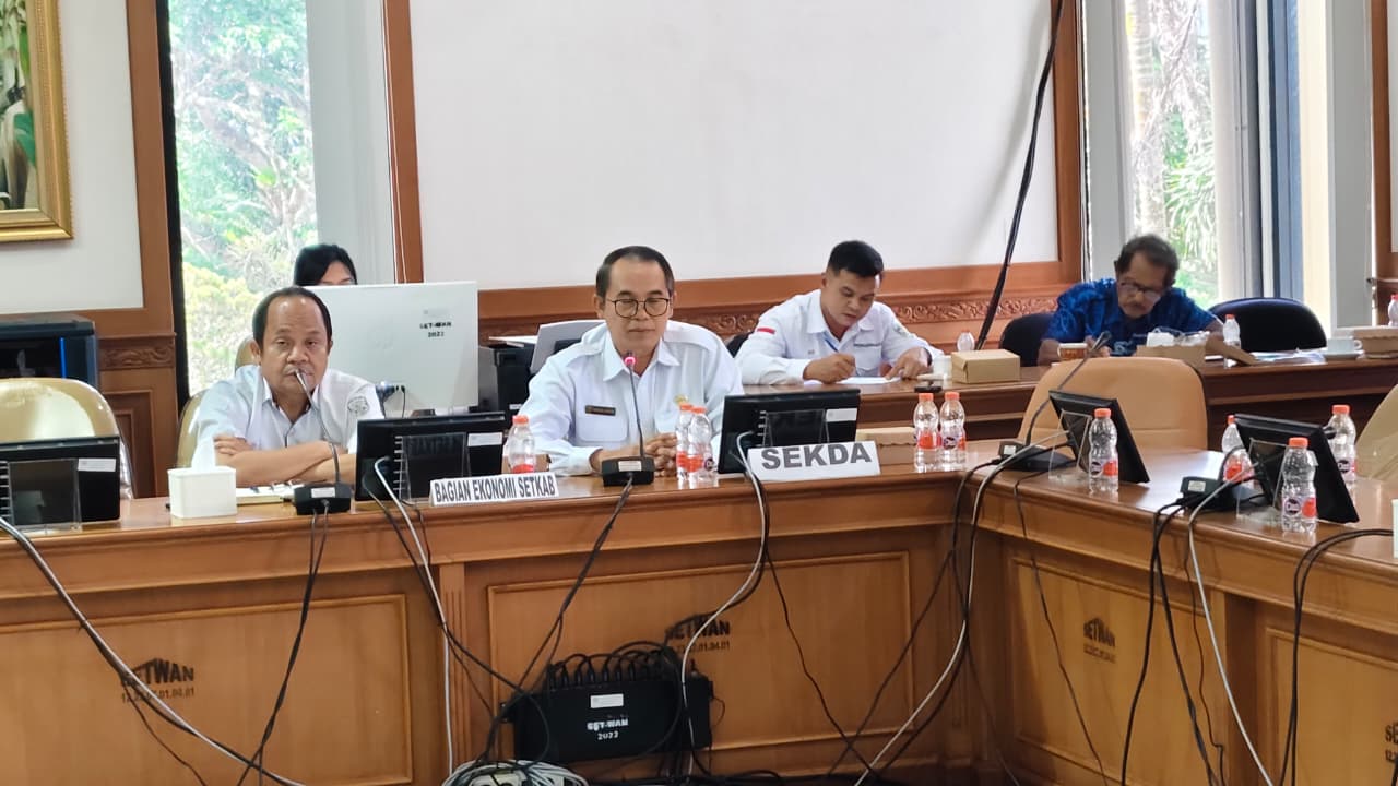 Keterangan foto: Penjabat (Pj) Sekretaris Daerah (Sekda) Kutai Barat, Kamius Junaidi, memberikan keterangan kepada awak media usai mengikuti Rapat Dengar Pendapat (RDP) bersama Komisi II DPRD Kubar serta pihak SPBU dan APMS terkait pengawasan distribusi BBM subsidi, Rabu (13/5/2026). Penulis: Johansyah