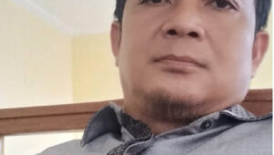 Keterangan Foto: Petinggi Kampung Bentas, Kecamatan Siluq Ngurai, Kabupaten Kutai Barat, Abet Nego, saat menyampaikan keterangan terkait dugaan masuknya fasilitas umum dan permukiman warga ke dalam wilayah HGU PT Aneka Reksa International (PT ARI). Senin (18/5/2026) Penulis: Johansyah