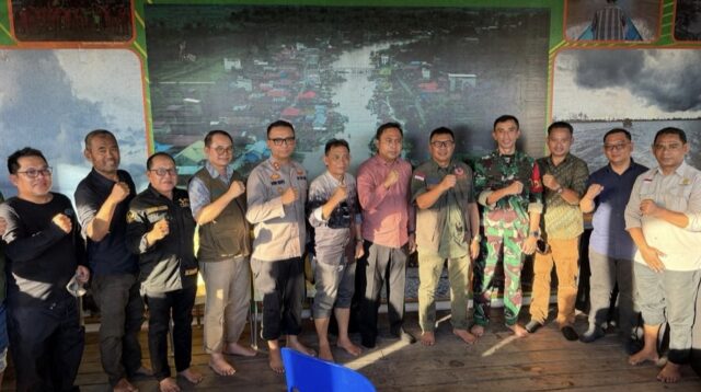 Rangkaian kegiatan penanganan banjir di Kabupaten Kutai Barat. Unsur Forkopimda bersama tim BNPB, TNI, Polri, dan pemerintah daerah melakukan koordinasi di lokasi terdampak.