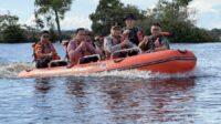 Tim gabungan saat melakukan peninjauan lapangan menggunakan perahu karet di wilayah banjir Muara Beloan untuk memastikan kondisi terkini genangan air.Kegiatan tersebut merupakan bagian dari upaya percepatan penanganan dan penyaluran bantuan bagi warga terdampak banjir di wilayah Kutai Barat.