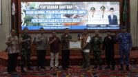 Penyerahan bantuan secara simbolis dari Badan Nasional Penanggulangan Bencana (BNPB) kepada Pemerintah Kabupaten Kutai Barat di Gedung Aji Tulur Jejangkat, Sendawar.