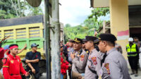 Kepala Bagian Operasi (Kabag Ops) Polres Kutai Barat, KOMPOL Emanuel Teguh Budi Santoso, S.T., memberikan arahan kepada peserta aksi damai yang tergabung dalam Tariu Borneo Bangkule Rajakng (TBBR) di kawasan Site Bunyut PT Trubaindo Coal Mining, Kecamatan Melak, Jumat (19/6/2026). Aparat kepolisian melakukan pendekatan persuasif guna menjaga situasi tetap aman dan kondusif selama berlangsungnya aksi. Foto: Johansyah
