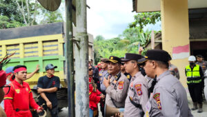 Kepala Bagian Operasi (Kabag Ops) Polres Kutai Barat, KOMPOL Emanuel Teguh Budi Santoso, S.T., memberikan arahan kepada peserta aksi damai yang tergabung dalam Tariu Borneo Bangkule Rajakng (TBBR) di kawasan Site Bunyut PT Trubaindo Coal Mining, Kecamatan Melak, Jumat (19/6/2026). Aparat kepolisian melakukan pendekatan persuasif guna menjaga situasi tetap aman dan kondusif selama berlangsungnya aksi. Foto: Johansyah