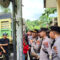 Kepala Bagian Operasi (Kabag Ops) Polres Kutai Barat, KOMPOL Emanuel Teguh Budi Santoso, S.T., memberikan arahan kepada peserta aksi damai yang tergabung dalam Tariu Borneo Bangkule Rajakng (TBBR) di kawasan Site Bunyut PT Trubaindo Coal Mining, Kecamatan Melak, Jumat (19/6/2026). Aparat kepolisian melakukan pendekatan persuasif guna menjaga situasi tetap aman dan kondusif selama berlangsungnya aksi. Foto: Johansyah