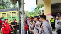 Kepala Bagian Operasi (Kabag Ops) Polres Kutai Barat, KOMPOL Emanuel Teguh Budi Santoso, S.T., memberikan arahan kepada peserta aksi damai yang tergabung dalam Tariu Borneo Bangkule Rajakng (TBBR) di kawasan Site Bunyut PT Trubaindo Coal Mining, Kecamatan Melak, Jumat (19/6/2026). Aparat kepolisian melakukan pendekatan persuasif guna menjaga situasi tetap aman dan kondusif selama berlangsungnya aksi. Foto: Johansyah