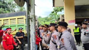 Kepala Bagian Operasi (Kabag Ops) Polres Kutai Barat, KOMPOL Emanuel Teguh Budi Santoso, S.T., memberikan arahan kepada peserta aksi damai yang tergabung dalam Tariu Borneo Bangkule Rajakng (TBBR) di kawasan Site Bunyut PT Trubaindo Coal Mining, Kecamatan Melak, Jumat (19/6/2026). Aparat kepolisian melakukan pendekatan persuasif guna menjaga situasi tetap aman dan kondusif selama berlangsungnya aksi. Foto: Johansyah