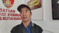 Orang tua korban, Deki