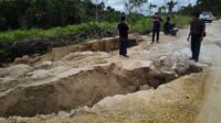 Jalan menuju kampung Jerang Melayu Kecamatan Muara Pahu yang di bangun melalui dana kampung hancur akibat di lalui Truk angkutan TBS milik PT MKB-B