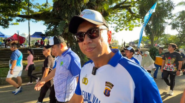 JAGA KESEHATAN DAN RAWAT KEBERAGAMAN: Kapolres Kutai Barat, AKBP Boney Wahyu Wicaksono, saat mengikuti kegiatan jalan santai bersama masyarakat, Sabtu (20/6/2026). Kegiatan ini menjadi ajakan nyata untuk konsisten menjaga kesehatan melalui olahraga, sekaligus momentum merayakan keberagaman yang ada di Kutai Barat. (Foto: Dokumentasi Polres Kubar / Penulis: Johansyah)