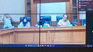 Plt. Kadishub Kutai Barat, Rita, memberikan arahan terkait kewajiban normalisasi kendaraan kepada para pimpinan perusahaan dalam rapat sosialisasi yang digelar di Kantor Bupati Kutai Barat, Selasa (14/7/2026).