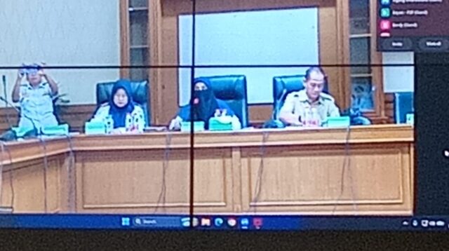 Plt. Kadishub Kutai Barat, Rita, memberikan arahan terkait kewajiban normalisasi kendaraan kepada para pimpinan perusahaan dalam rapat sosialisasi yang digelar di Kantor Bupati Kutai Barat, Selasa (14/7/2026).