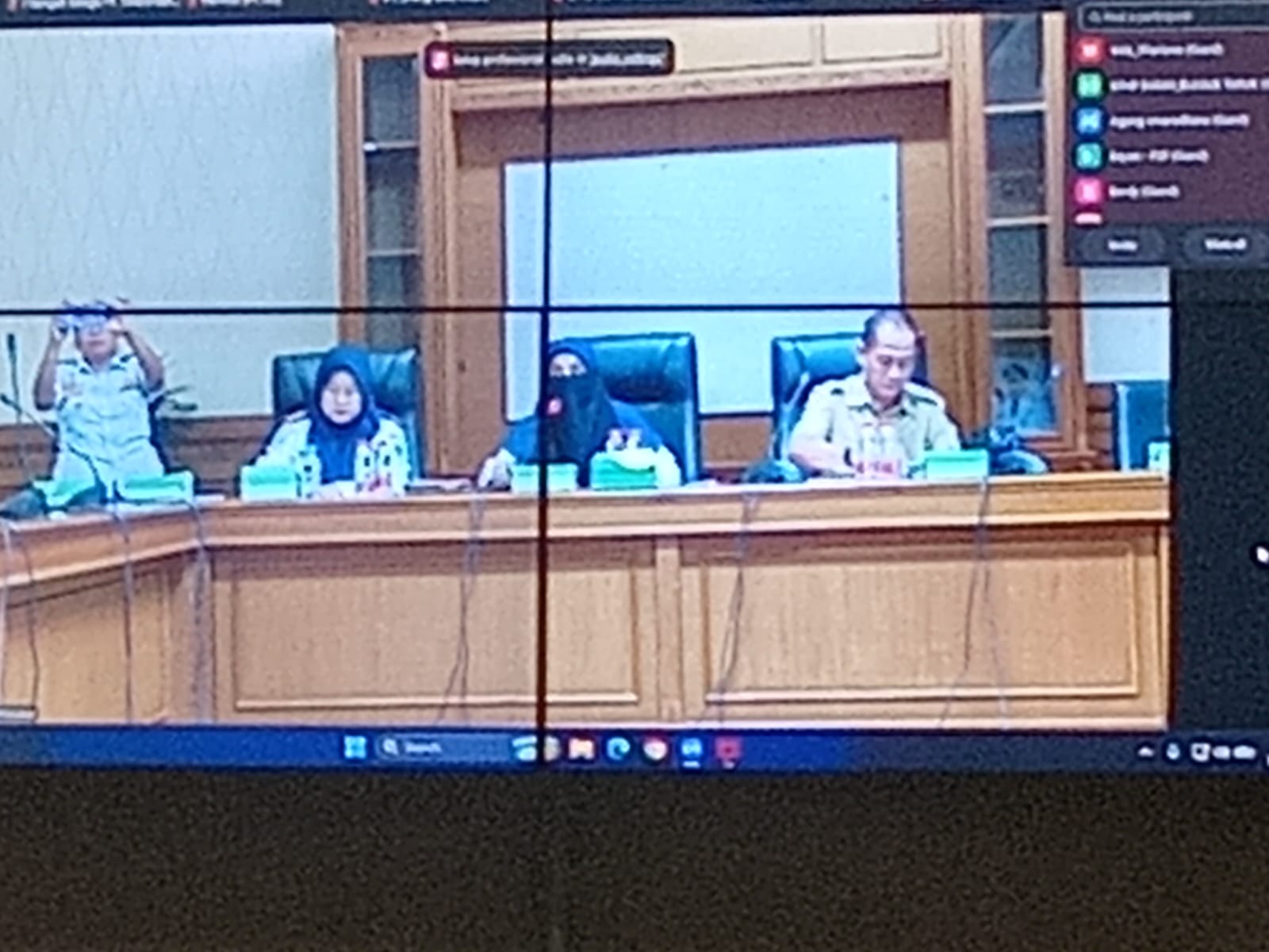 Plt. Kadishub Kutai Barat, Rita, memberikan arahan terkait kewajiban normalisasi kendaraan kepada para pimpinan perusahaan dalam rapat sosialisasi yang digelar di Kantor Bupati Kutai Barat, Selasa (14/7/2026).