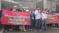 Massa memprotes kelambanan penanganan kasus dugaan korupsi dan Tindak Pidana Pencucian Uang (TPPU) dalam pusaran megakorupsi PT Asabri. Mereka membawa dua tuntutan utama: Penahanan Segera: Mendesak Kejagung RI untuk segera menahan eks Jaksa Agung Muda Bidang Tindak Pidana Khusus (Jampidsus), Febrie Adriansyah. Penggeledahan Aset: Mendesak aparat untuk segera menggeledah rumah dinas Febrie Adriansyah yang berlokasi di Jalan Radio I, Kramat Pela, Kebayoran Baru, Jakarta Selatan. Hal ini dinilai krusial untuk melacak barang bukti yang diduga disembunyikan dan mengoptimalkan pemulihan aset negara.