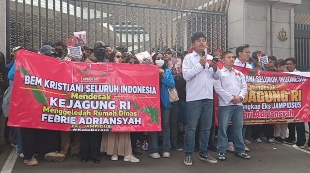 Massa memprotes kelambanan penanganan kasus dugaan korupsi dan Tindak Pidana Pencucian Uang (TPPU) dalam pusaran megakorupsi PT Asabri. Mereka membawa dua tuntutan utama: Penahanan Segera: Mendesak Kejagung RI untuk segera menahan eks Jaksa Agung Muda Bidang Tindak Pidana Khusus (Jampidsus), Febrie Adriansyah. Penggeledahan Aset: Mendesak aparat untuk segera menggeledah rumah dinas Febrie Adriansyah yang berlokasi di Jalan Radio I, Kramat Pela, Kebayoran Baru, Jakarta Selatan. Hal ini dinilai krusial untuk melacak barang bukti yang diduga disembunyikan dan mengoptimalkan pemulihan aset negara.