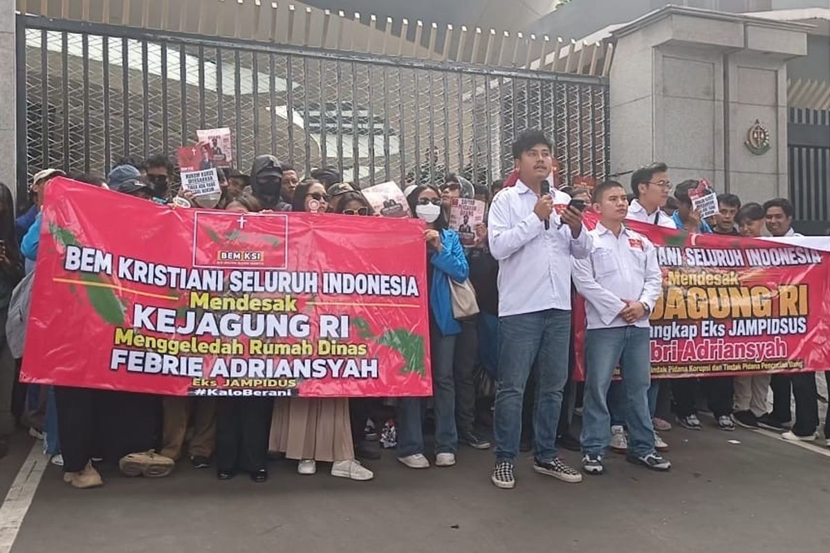 Massa memprotes kelambanan penanganan kasus dugaan korupsi dan Tindak Pidana Pencucian Uang (TPPU) dalam pusaran megakorupsi PT Asabri. Mereka membawa dua tuntutan utama: Penahanan Segera: Mendesak Kejagung RI untuk segera menahan eks Jaksa Agung Muda Bidang Tindak Pidana Khusus (Jampidsus), Febrie Adriansyah. Penggeledahan Aset: Mendesak aparat untuk segera menggeledah rumah dinas Febrie Adriansyah yang berlokasi di Jalan Radio I, Kramat Pela, Kebayoran Baru, Jakarta Selatan. Hal ini dinilai krusial untuk melacak barang bukti yang diduga disembunyikan dan mengoptimalkan pemulihan aset negara.
