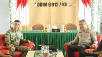 Keterangan Foto: Kapolres Kutai Barat AKBP Haris Kurniawan, S.I.K., M.I.K., bersama Dandim 0912/Kutai Barat Letkol Inf. Doni Fransisco, S.Sos., M.Han., serta jajaran perwira saat menggelar pertemuan silaturahmi di Makodim 0912/Kutai Barat, Selasa (14/7/2026). Pertemuan ini mempertegas komitmen soliditas TNI-Polri dalam menjaga keamanan wilayah Kabupaten Kutai Barat.
