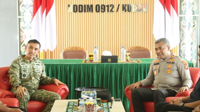 Keterangan Foto: Kapolres Kutai Barat AKBP Haris Kurniawan, S.I.K., M.I.K., bersama Dandim 0912/Kutai Barat Letkol Inf. Doni Fransisco, S.Sos., M.Han., serta jajaran perwira saat menggelar pertemuan silaturahmi di Makodim 0912/Kutai Barat, Selasa (14/7/2026). Pertemuan ini mempertegas komitmen soliditas TNI-Polri dalam menjaga keamanan wilayah Kabupaten Kutai Barat.