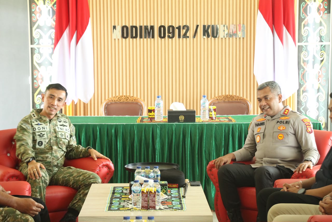 Keterangan Foto: Kapolres Kutai Barat AKBP Haris Kurniawan, S.I.K., M.I.K., bersama Dandim 0912/Kutai Barat Letkol Inf. Doni Fransisco, S.Sos., M.Han., serta jajaran perwira saat menggelar pertemuan silaturahmi di Makodim 0912/Kutai Barat, Selasa (14/7/2026). Pertemuan ini mempertegas komitmen soliditas TNI-Polri dalam menjaga keamanan wilayah Kabupaten Kutai Barat.