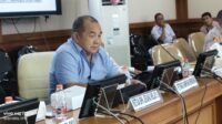 Petinggi Kampung Jerang Melayu Kecamatan Muara Pahu, Kurdiansyah saat memberikan paparan terkait persoalan warganya petani Plasma