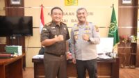 Keterangan Foto: Kapolres Kutai Barat, AKBP Haris Kurniawan, S.I.K., M.I.K., saat melakukan kunjungan silaturahmi ke kantor Kejaksaan Negeri Kutai Barat yang diterima langsung oleh Kajari Kutai Barat, Yon Yuviarso, S.H., M.H., Selasa (14/7/2026). Pertemuan ini bertujuan memperkuat sinergitas dan kolaborasi antar aparat penegak hukum di wilayah Kabupaten Kutai Barat.