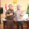 Keterangan Foto: Kapolres Kutai Barat, AKBP Haris Kurniawan, S.I.K., M.I.K., saat melakukan kunjungan silaturahmi ke kantor Kejaksaan Negeri Kutai Barat yang diterima langsung oleh Kajari Kutai Barat, Yon Yuviarso, S.H., M.H., Selasa (14/7/2026). Pertemuan ini bertujuan memperkuat sinergitas dan kolaborasi antar aparat penegak hukum di wilayah Kabupaten Kutai Barat.