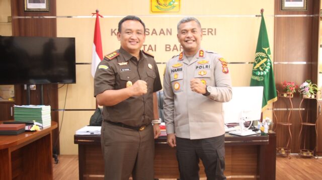 Keterangan Foto: Kapolres Kutai Barat, AKBP Haris Kurniawan, S.I.K., M.I.K., saat melakukan kunjungan silaturahmi ke kantor Kejaksaan Negeri Kutai Barat yang diterima langsung oleh Kajari Kutai Barat, Yon Yuviarso, S.H., M.H., Selasa (14/7/2026). Pertemuan ini bertujuan memperkuat sinergitas dan kolaborasi antar aparat penegak hukum di wilayah Kabupaten Kutai Barat.