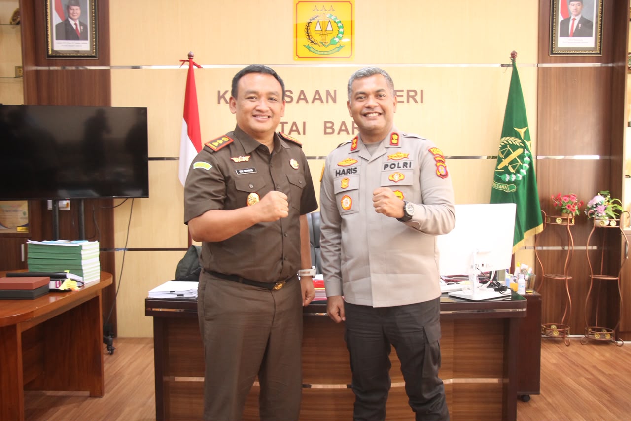 Keterangan Foto: Kapolres Kutai Barat, AKBP Haris Kurniawan, S.I.K., M.I.K., saat melakukan kunjungan silaturahmi ke kantor Kejaksaan Negeri Kutai Barat yang diterima langsung oleh Kajari Kutai Barat, Yon Yuviarso, S.H., M.H., Selasa (14/7/2026). Pertemuan ini bertujuan memperkuat sinergitas dan kolaborasi antar aparat penegak hukum di wilayah Kabupaten Kutai Barat.