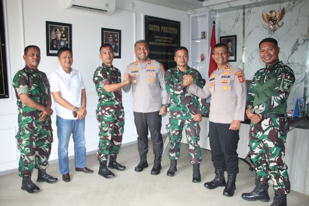 Komandan Yon TP 827/MCY, Letkol Inf. Syarifuddin Sinaga, melakukan kunjungan silaturahmi ke Mapolres Kutai Barat untuk bertemu dengan Kapolres Kutai Barat yang baru, AKBP Haris Kurniawan, S.I.K., M.I.K., Selasa (14/7/2026). Kunjungan ini merupakan wujud nyata komitmen TNI dan Polri di Kabupaten Kutai Barat dalam menjaga soliditas serta stabilitas keamanan dan ketertiban masyarakat (kamtibmas).
