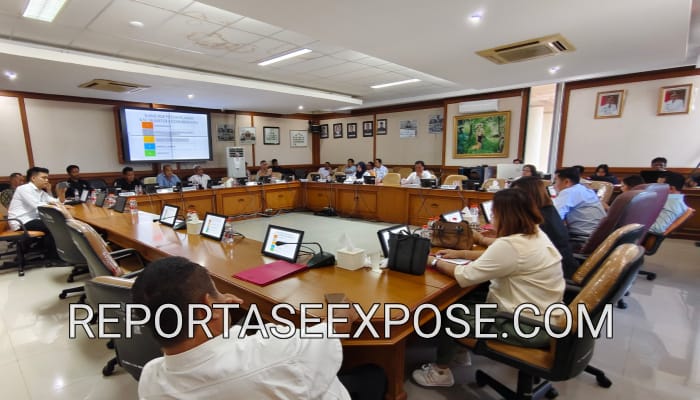 Foto: Suasana Rapat Dengar Pendapat Umum (RDPU) di DPRD Kabupaten Kutai Barat yang membahas persoalan kemitraan plasma PT Maha Karya Bersama (MKB), KSU Sejahtera Etam Bersama (SEB), serta kerusakan infrastruktur di Kampung Jerang Melayu, Kecamatan Muara Pahu, Rabu (15/7/2026).