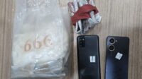 MODUS 'KENTANG BEKU': Barang bukti berupa hampir 2 kilogram narkotika jenis sabu dan bungkus plastik berisi kentang olahan (frozen potato) yang diamankan oleh tim Subdit I Ditresnarkoba Polda Kaltim. Para tersangka sengaja menukar isi sabu dengan kentang olahan sebagai pengecoh (decoy) untuk mengelabui petugas kepolisian. (Foto: Dok. Humas Polda Kaltim)