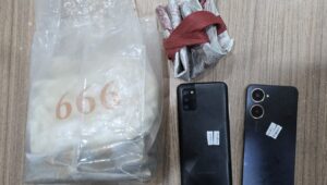 MODUS 'KENTANG BEKU': Barang bukti berupa hampir 2 kilogram narkotika jenis sabu dan bungkus plastik berisi kentang olahan (frozen potato) yang diamankan oleh tim Subdit I Ditresnarkoba Polda Kaltim. Para tersangka sengaja menukar isi sabu dengan kentang olahan sebagai pengecoh (decoy) untuk mengelabui petugas kepolisian. (Foto: Dok. Humas Polda Kaltim)
