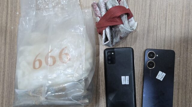 MODUS 'KENTANG BEKU': Barang bukti berupa hampir 2 kilogram narkotika jenis sabu dan bungkus plastik berisi kentang olahan (frozen potato) yang diamankan oleh tim Subdit I Ditresnarkoba Polda Kaltim. Para tersangka sengaja menukar isi sabu dengan kentang olahan sebagai pengecoh (decoy) untuk mengelabui petugas kepolisian. (Foto: Dok. Humas Polda Kaltim)