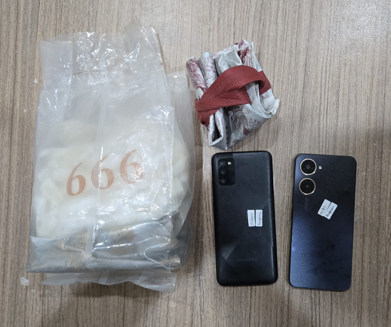 MODUS 'KENTANG BEKU': Barang bukti berupa hampir 2 kilogram narkotika jenis sabu dan bungkus plastik berisi kentang olahan (frozen potato) yang diamankan oleh tim Subdit I Ditresnarkoba Polda Kaltim. Para tersangka sengaja menukar isi sabu dengan kentang olahan sebagai pengecoh (decoy) untuk mengelabui petugas kepolisian. (Foto: Dok. Humas Polda Kaltim)