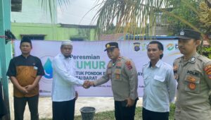 Kapolsek Melak IPTU Rinto C. Simanjuntak mewakili Ibu Kapolda Kalimantan Timur Ny. Natasha Endar Priantoro binti Sumardekar meresmikan dan menyerahkan operasional bantuan sumur bor kepada pengurus Pondok Pesantren Hidayatullah, Kelurahan Melak Ulu, Kecamatan Melak, Kabupaten Kutai Barat, Senin (24/8/2026). Bantuan tersebut diharapkan dapat memenuhi kebutuhan air bersih bagi hampir 100 santri serta memberikan manfaat bagi masyarakat sekitar.