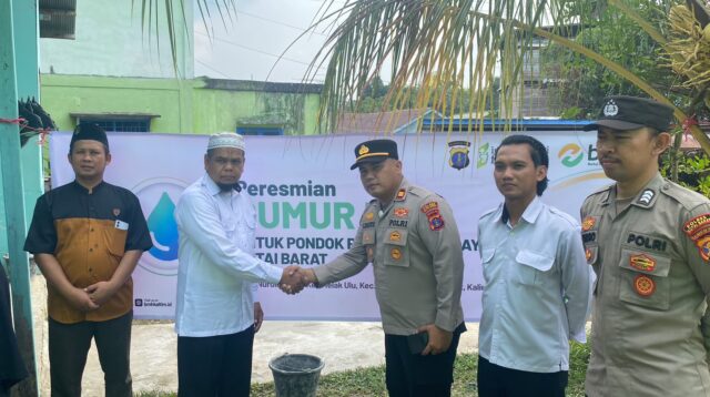 Kapolsek Melak IPTU Rinto C. Simanjuntak mewakili Ibu Kapolda Kalimantan Timur Ny. Natasha Endar Priantoro binti Sumardekar meresmikan dan menyerahkan operasional bantuan sumur bor kepada pengurus Pondok Pesantren Hidayatullah, Kelurahan Melak Ulu, Kecamatan Melak, Kabupaten Kutai Barat, Senin (24/8/2026). Bantuan tersebut diharapkan dapat memenuhi kebutuhan air bersih bagi hampir 100 santri serta memberikan manfaat bagi masyarakat sekitar.