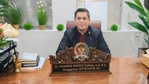 Ketua Umum Persatuan Dayak Kalimantan Timur sekaligus anggota DPD RI, Yulianus Henock Sumual, saat memberikan keterangan terkait aspirasi pemerataan pembangunan daerah di Samarinda, Kaltim.