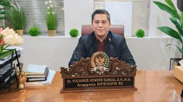 Ketua Umum Persatuan Dayak Kalimantan Timur sekaligus anggota DPD RI, Yulianus Henock Sumual, saat memberikan keterangan terkait aspirasi pemerataan pembangunan daerah di Samarinda, Kaltim.