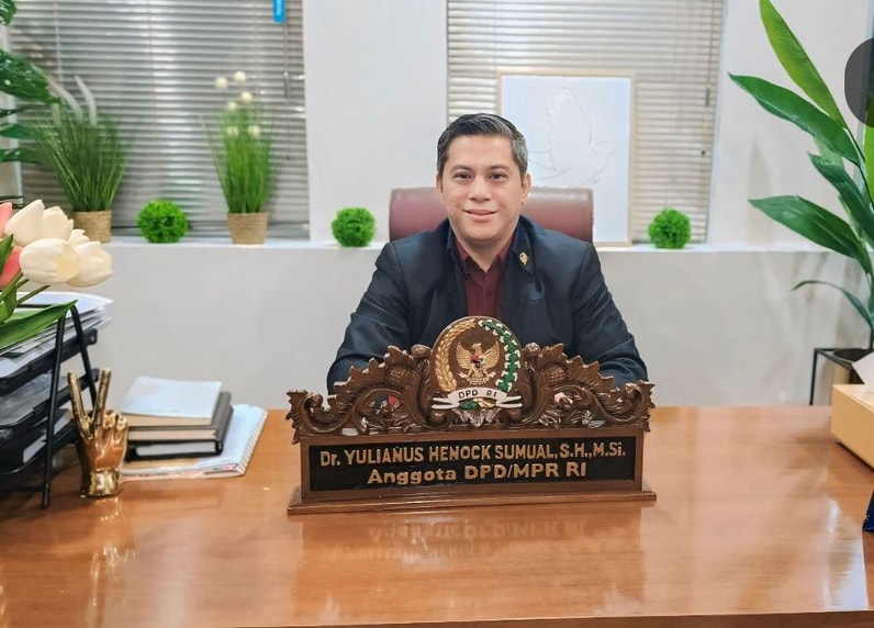Ketua Umum Persatuan Dayak Kalimantan Timur sekaligus anggota DPD RI, Yulianus Henock Sumual, saat memberikan keterangan terkait aspirasi pemerataan pembangunan daerah di Samarinda, Kaltim.
