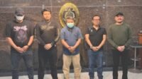 Tim gabungan Intelijen Kejaksaan Agung (Satgas SIRI) bersama Tim Tabur Kejati Sulsel, Kejari Luwu, dan Kejari Palopo saat mengamankan DPO kasus korupsi Bandara Melalan berinisial MA (48) di Walenrang Utara, Kabupaten Luwu, Sulawesi Selatan. (Foto: Dok. Kejaksaan)
