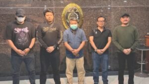 Tim gabungan Intelijen Kejaksaan Agung (Satgas SIRI) bersama Tim Tabur Kejati Sulsel, Kejari Luwu, dan Kejari Palopo saat mengamankan DPO kasus korupsi Bandara Melalan berinisial MA (48) di Walenrang Utara, Kabupaten Luwu, Sulawesi Selatan. (Foto: Dok. Kejaksaan)