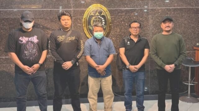 Tim gabungan Intelijen Kejaksaan Agung (Satgas SIRI) bersama Tim Tabur Kejati Sulsel, Kejari Luwu, dan Kejari Palopo saat mengamankan DPO kasus korupsi Bandara Melalan berinisial MA (48) di Walenrang Utara, Kabupaten Luwu, Sulawesi Selatan. (Foto: Dok. Kejaksaan)