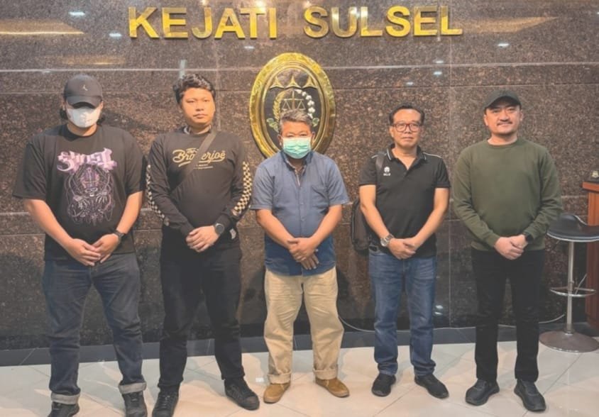 Tim gabungan Intelijen Kejaksaan Agung (Satgas SIRI) bersama Tim Tabur Kejati Sulsel, Kejari Luwu, dan Kejari Palopo saat mengamankan DPO kasus korupsi Bandara Melalan berinisial MA (48) di Walenrang Utara, Kabupaten Luwu, Sulawesi Selatan. (Foto: Dok. Kejaksaan)