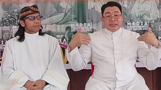 Kanan. Ketua Umum Rangkaian Perayaan 100 Tahun Karya Misi MSF sekaligus Pastor Paroki Kristus Raja Barong Tongkok, Pastor Petrus Prillion, MSF, memberikan keterangan terkait kegiatan bakti sosial di Kutai Barat, Minggu (20/9/2026).
