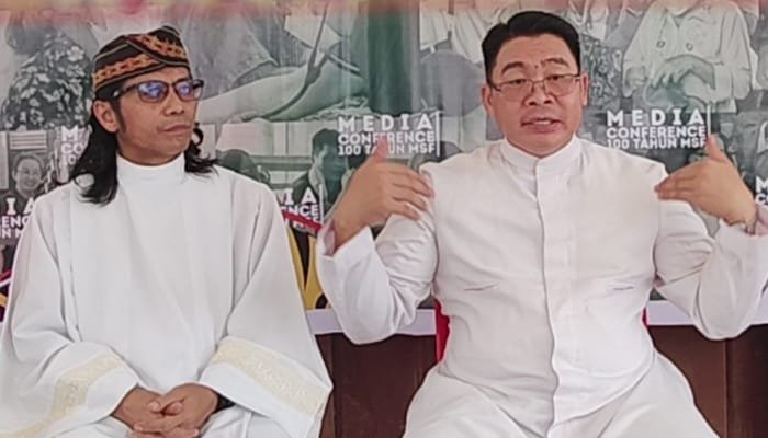 Kanan. Ketua Umum Rangkaian Perayaan 100 Tahun Karya Misi MSF sekaligus Pastor Paroki Kristus Raja Barong Tongkok, Pastor Petrus Prillion, MSF, memberikan keterangan terkait kegiatan bakti sosial di Kutai Barat, Minggu (20/9/2026).
