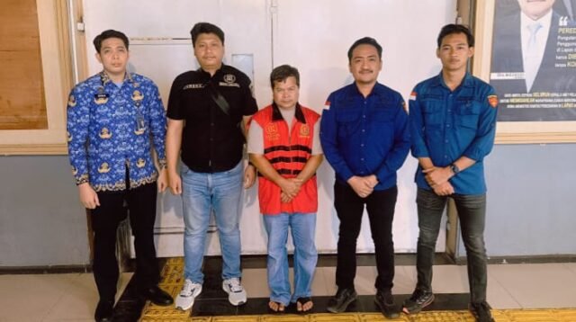AMANKAN DPO KORUPSI: Tim gabungan Satgas SIRI/AMC Kejaksaan Agung bersama Intelijen Kejati Kaltim dan Kejari Kutai Barat mengamankan terpidana kasus korupsi proyek air bersih, Sarpius Bin Embung (46), di wilayah Samarinda, Kalimantan Timur, Kamis (1/10/2026) dini hari. (Foto: Dok. Kejari Kutai Barat)