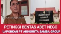 SERAHKAN DOKUMEN LEGALITAS - Petinggi Kampung Bentas, Abet Nego, didampingi Kepala Adat dan Ketua BPK Kampung Bentas menyerahkan bundel dokumen perizinan PT ARI kepada petugas di Kejaksaan Negeri Kutai Barat, Sendawar, Selasa (6/10/2026). Penyerahan berkas tersebut dilakukan untuk mendesak Kejaksaan mengusut dan membuka secara terbuka status legalitas HGU serta operasional perusahaan perkebunan sawit tersebut.