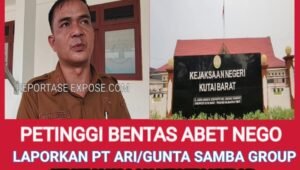 SERAHKAN DOKUMEN LEGALITAS - Petinggi Kampung Bentas, Abet Nego, didampingi Kepala Adat dan Ketua BPK Kampung Bentas menyerahkan bundel dokumen perizinan PT ARI kepada petugas di Kejaksaan Negeri Kutai Barat, Sendawar, Selasa (6/10/2026). Penyerahan berkas tersebut dilakukan untuk mendesak Kejaksaan mengusut dan membuka secara terbuka status legalitas HGU serta operasional perusahaan perkebunan sawit tersebut.